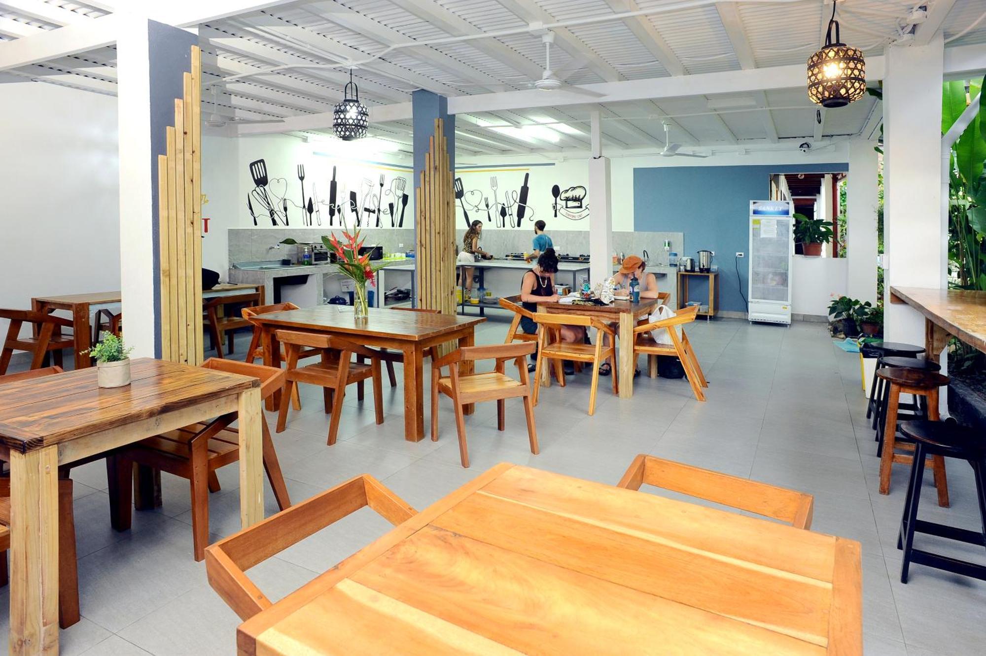 Private Fully Furnished Home At Wide Mouth Frog Hostel Quepos Bagian luar foto