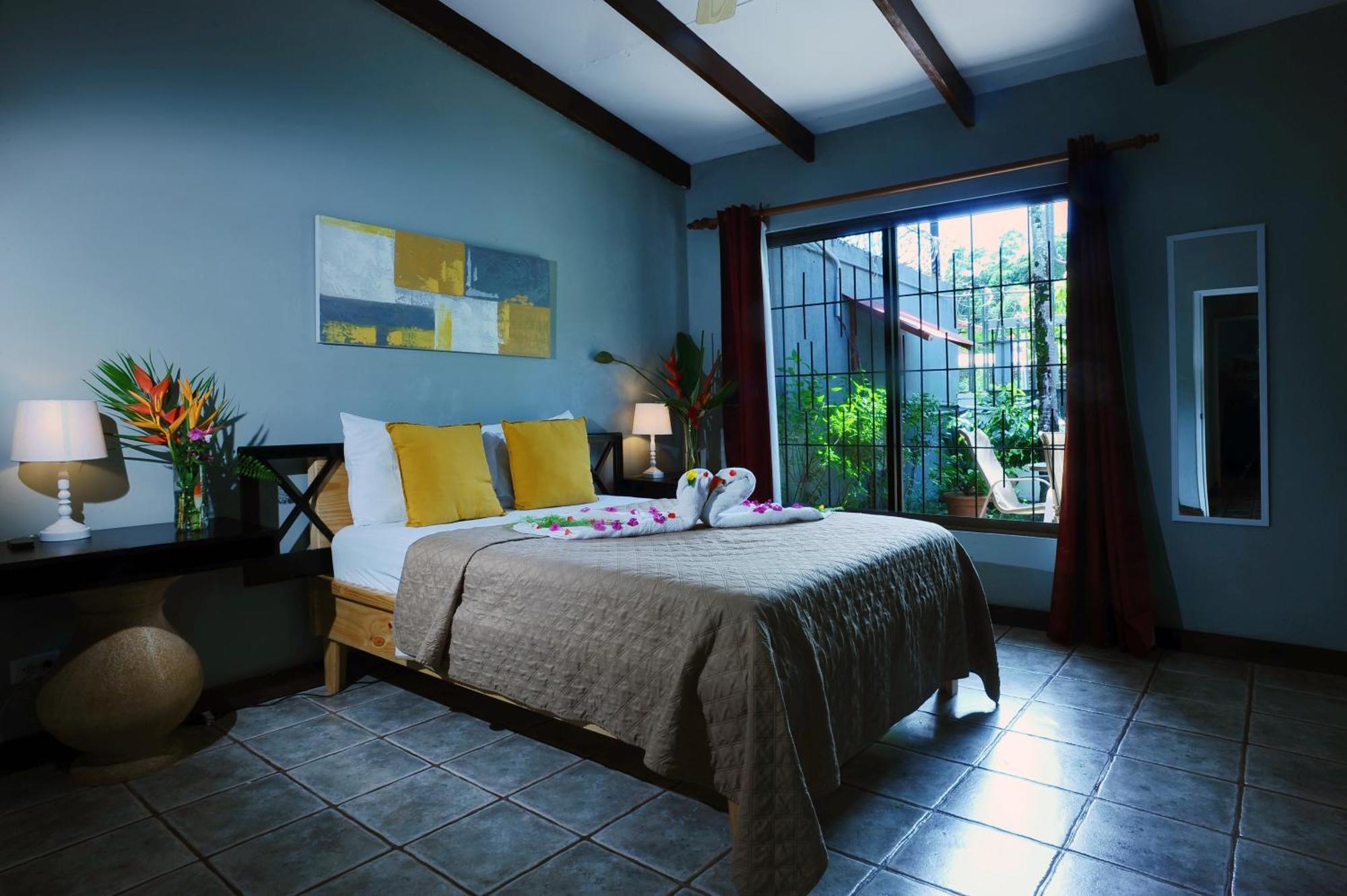 Private Fully Furnished Home At Wide Mouth Frog Hostel Quepos Bagian luar foto