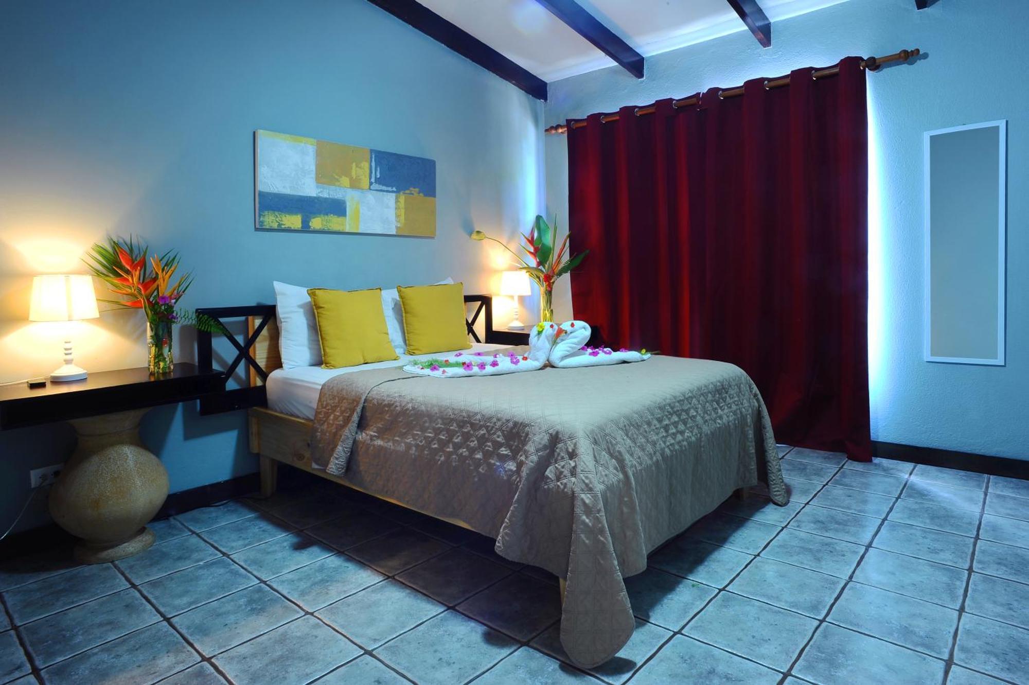 Private Fully Furnished Home At Wide Mouth Frog Hostel Quepos Bagian luar foto