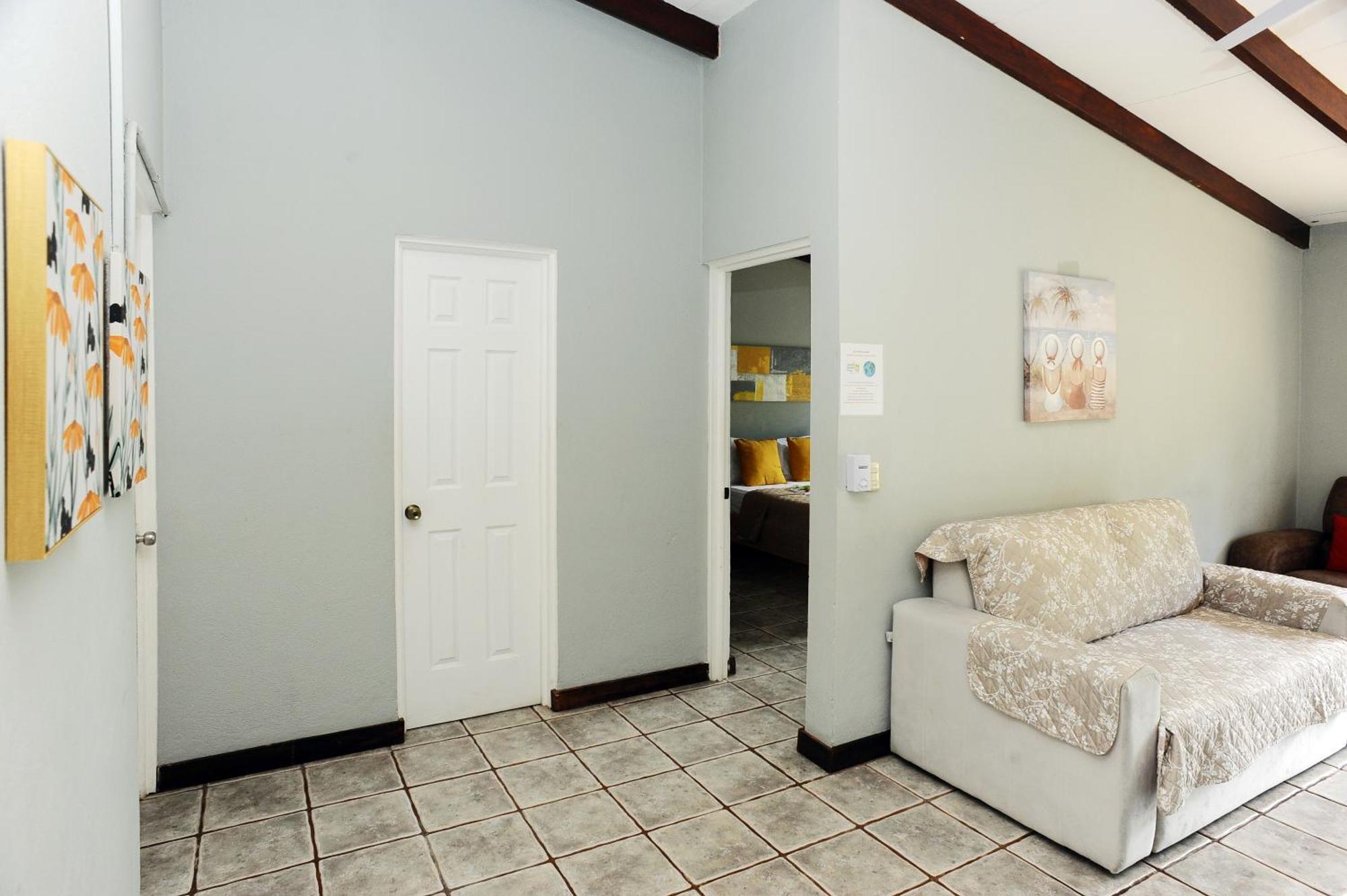 Private Fully Furnished Home At Wide Mouth Frog Hostel Quepos Bagian luar foto