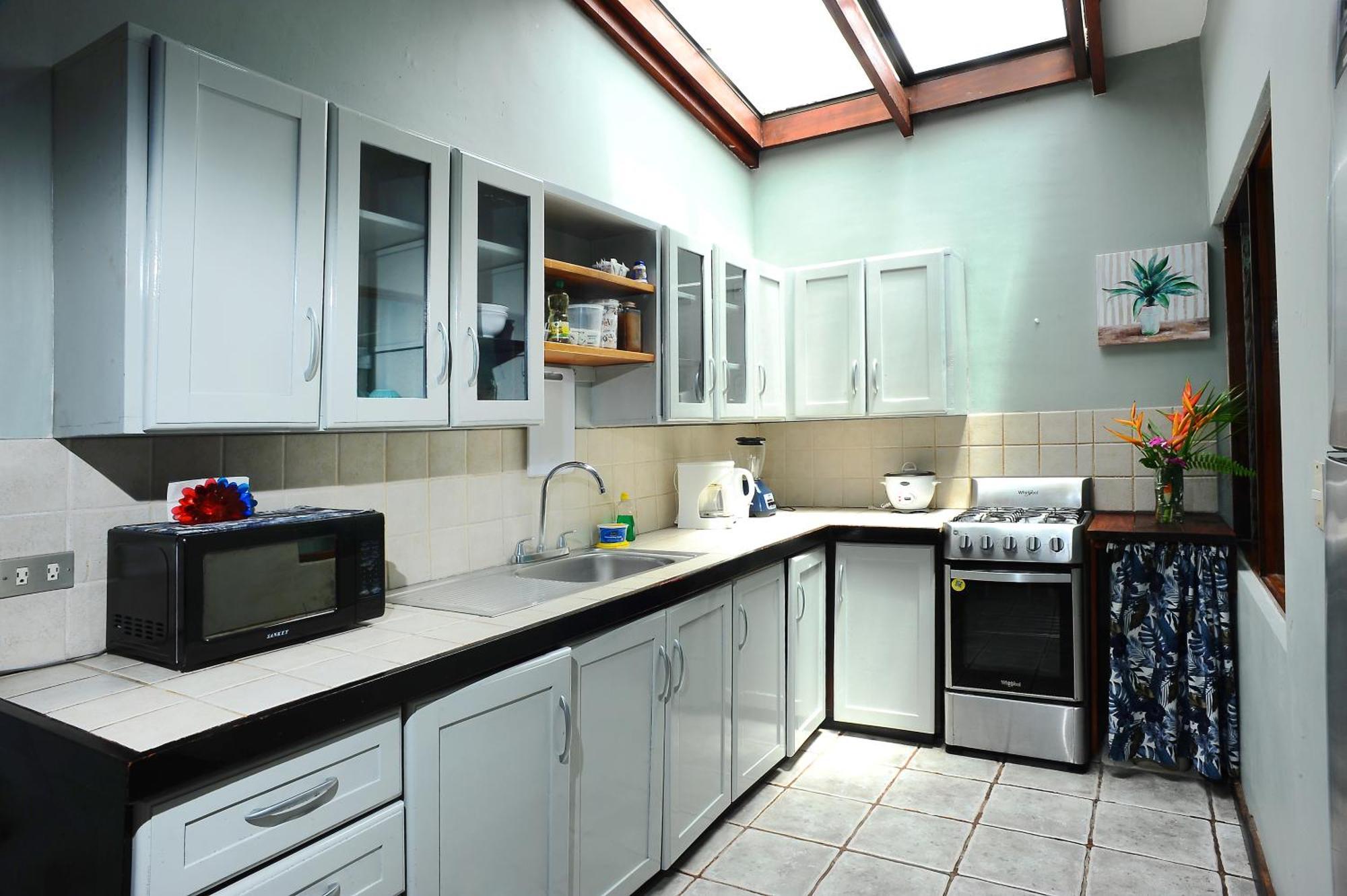 Private Fully Furnished Home At Wide Mouth Frog Hostel Quepos Bagian luar foto