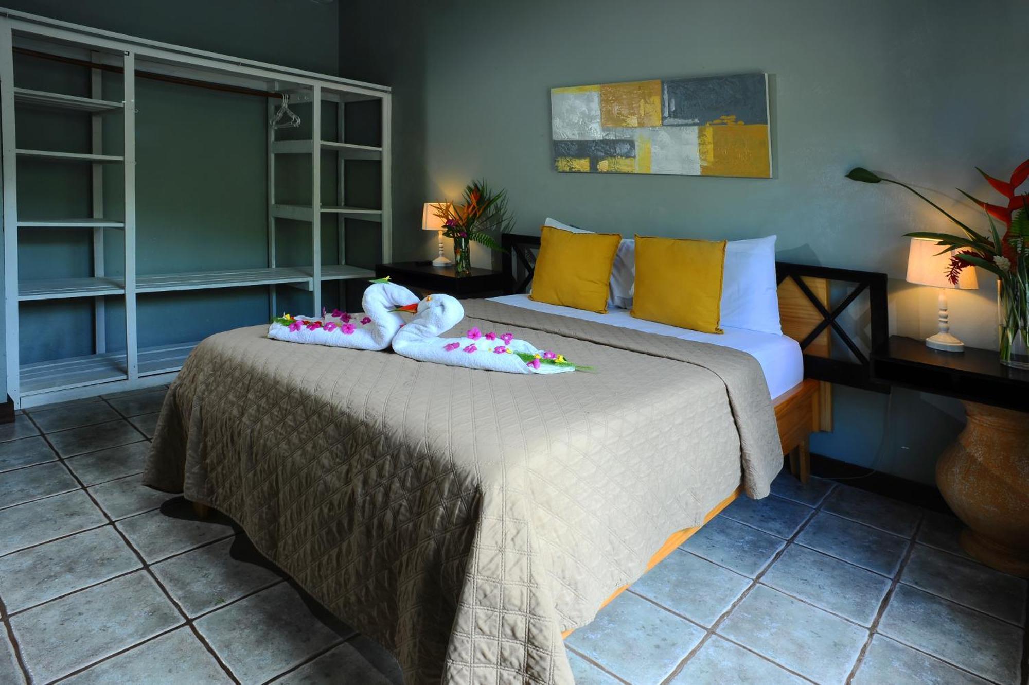 Private Fully Furnished Home At Wide Mouth Frog Hostel Quepos Bagian luar foto