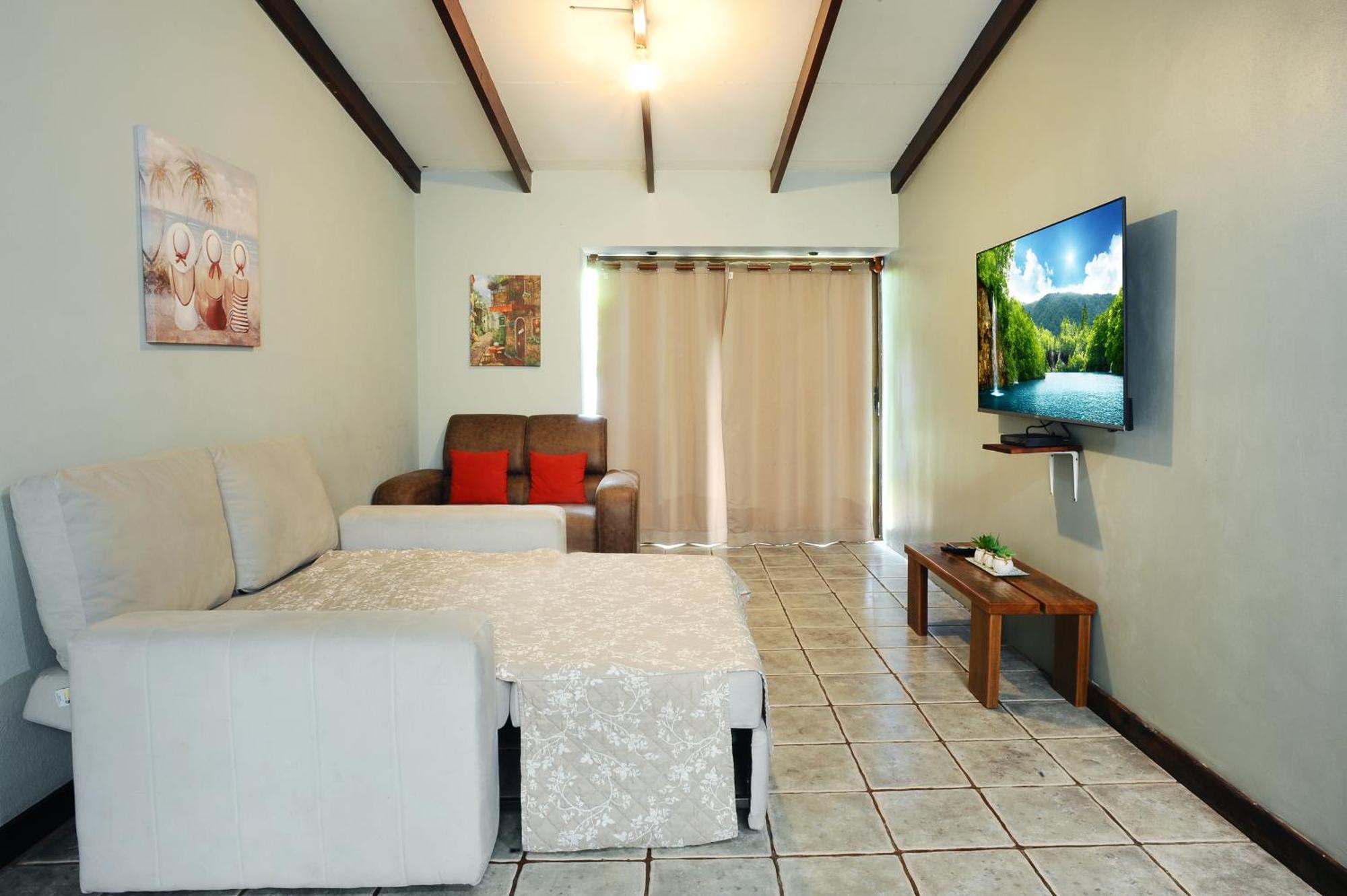 Private Fully Furnished Home At Wide Mouth Frog Hostel Quepos Bagian luar foto