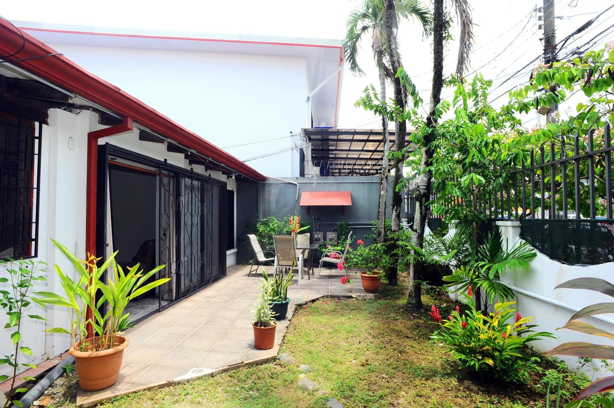Private Fully Furnished Home At Wide Mouth Frog Hostel Quepos Bagian luar foto