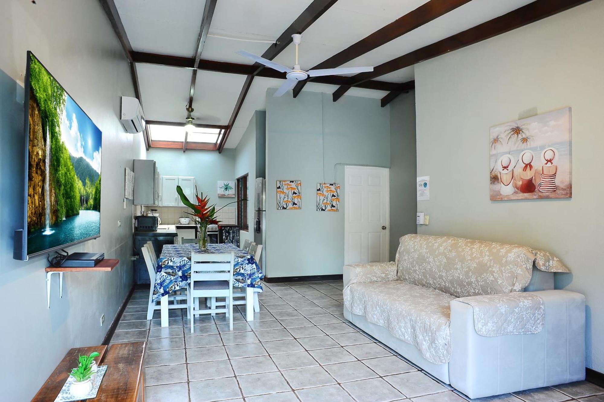 Private Fully Furnished Home At Wide Mouth Frog Hostel Quepos Bagian luar foto