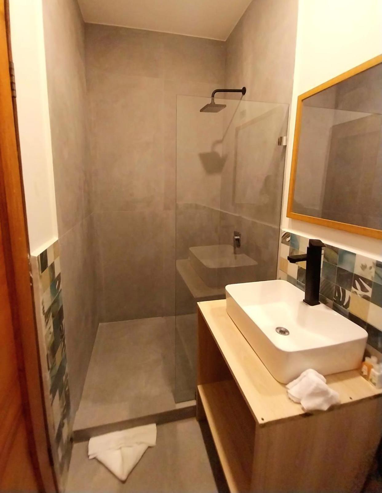 Private Fully Furnished Home At Wide Mouth Frog Hostel Quepos Bagian luar foto