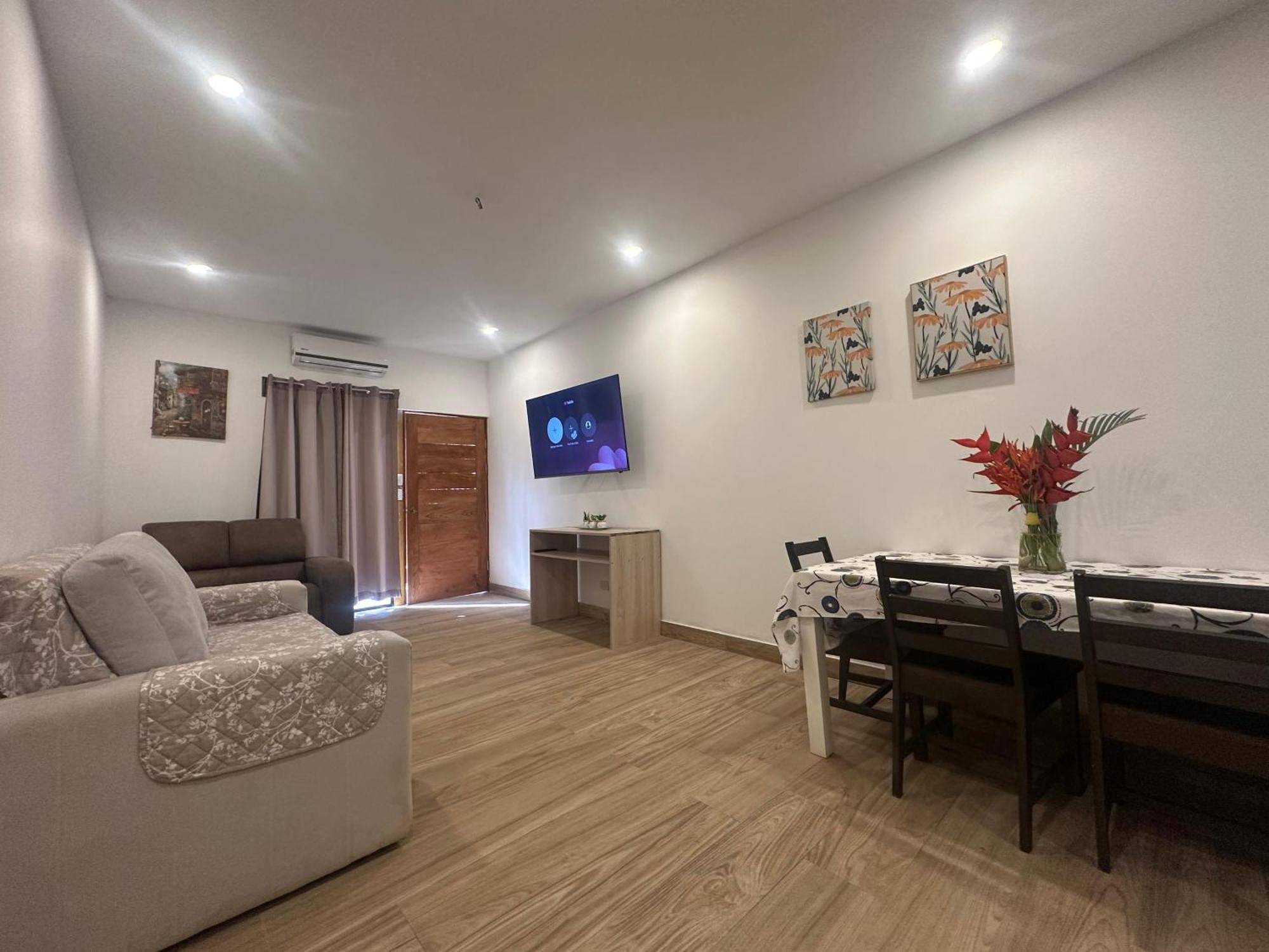 Private Fully Furnished Home At Wide Mouth Frog Hostel Quepos Bagian luar foto